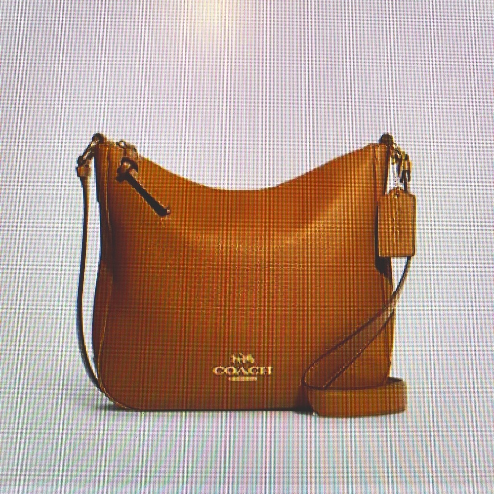 Coach- Ellie File Bag!
Excellent Condition
Pebbled Leather/Gold/Light Sadle